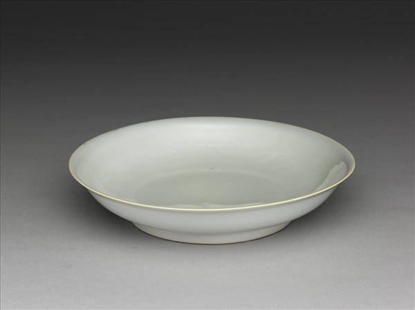 白瓷暗花鳳凰紋盤