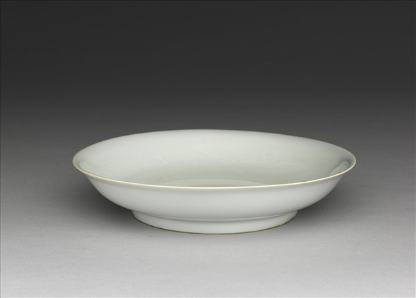 白瓷暗花鳳凰紋盤