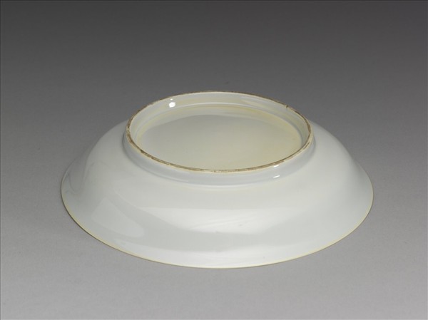 白瓷暗花鳳凰紋盤