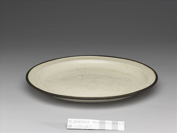 定窯 白瓷劃花芍藥紋盤