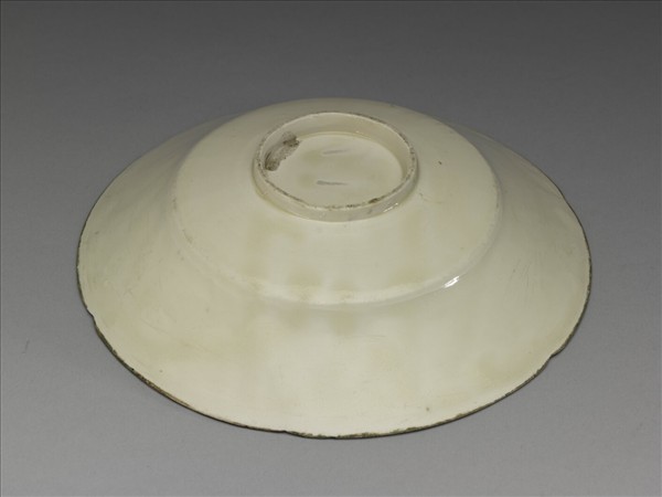 白瓷印花玫瑰紋折腰盤