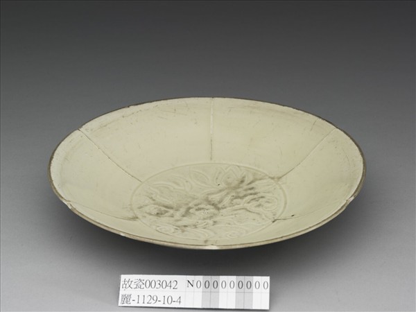 定窯 白瓷劃花蓮花紋葵式盤