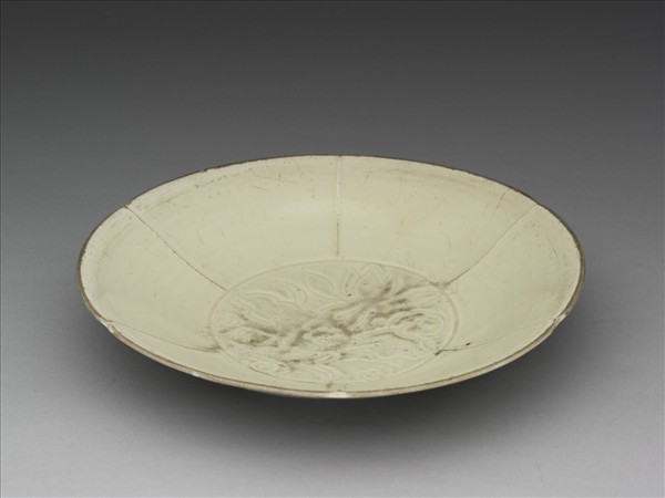 定窯 白瓷劃花蓮花紋葵式盤