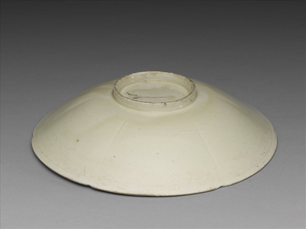 定窯 白瓷劃花蓮花紋葵式盤