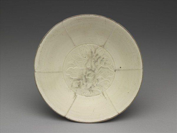 定窯 白瓷劃花蓮花紋葵式盤