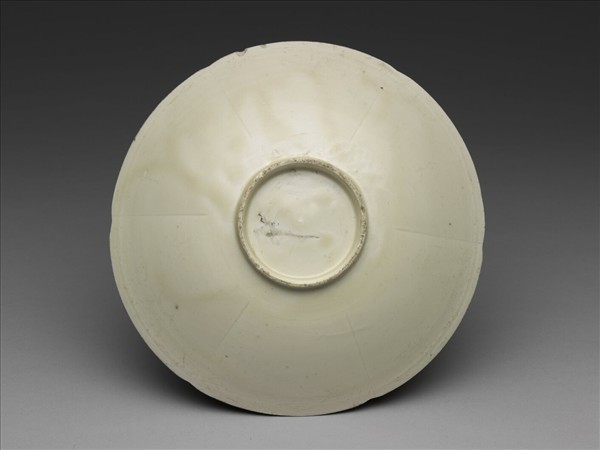 定窯 白瓷劃花蓮花紋葵式盤