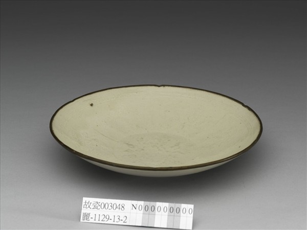 定窯 白瓷印花花卉紋葵式盤