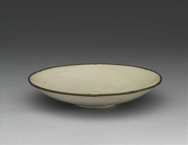 定窯 白瓷印花花卉紋葵式盤