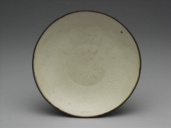 定窯 白瓷印花花卉紋葵式盤