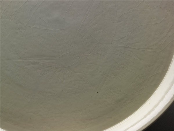 白瓷劃花龍鳳紋盤
