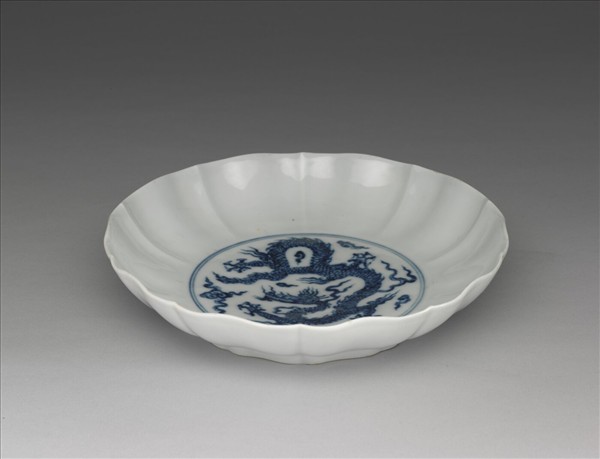 青花雲龍紋牡丹式盤