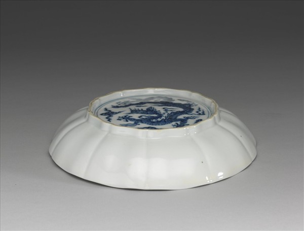 青花雲龍紋牡丹式盤