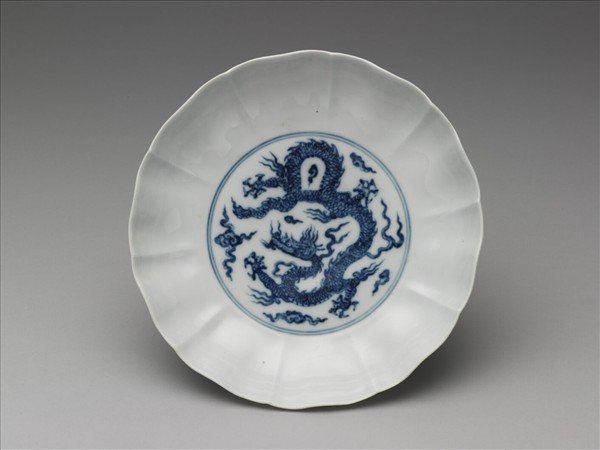 青花雲龍紋牡丹式盤