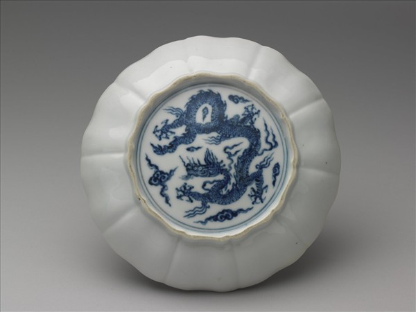 青花雲龍紋牡丹式盤