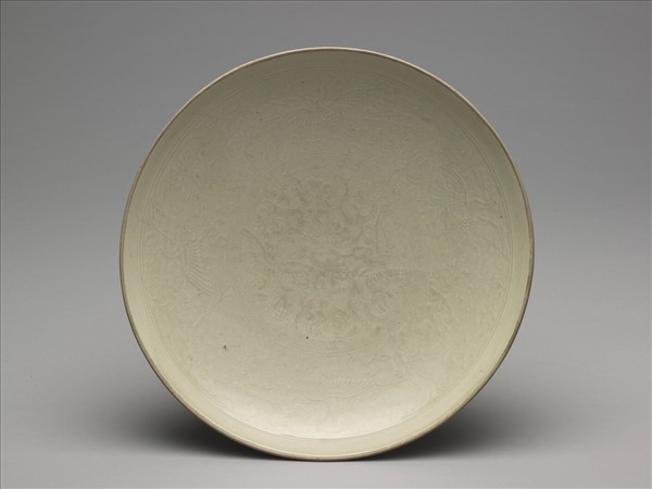 定窯 白瓷印花牡丹孔雀紋盤