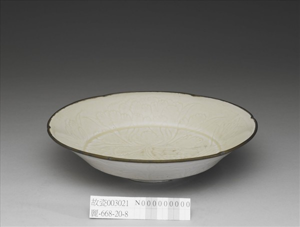 定窯 白瓷劃花牡丹紋折腰盤