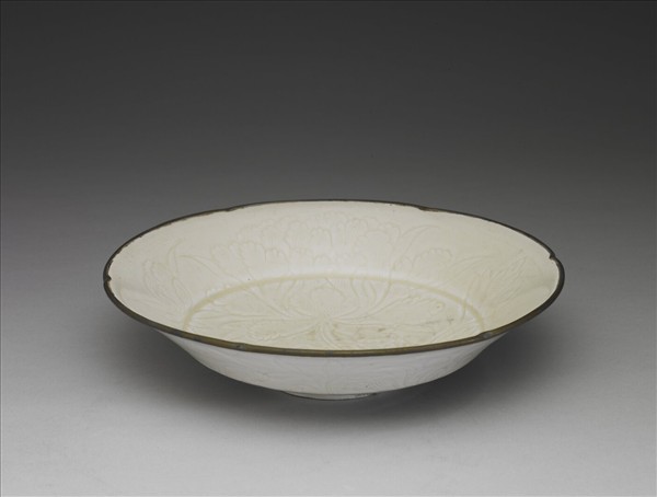 定窯 白瓷劃花牡丹紋折腰盤