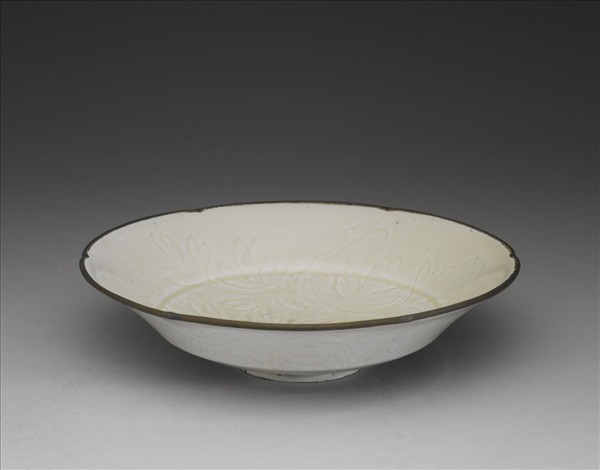 定窯 白瓷劃花牡丹紋折腰盤