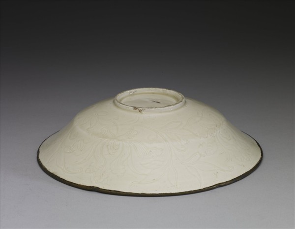 定窯 白瓷劃花牡丹紋折腰盤