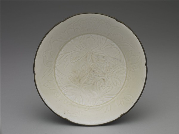 定窯 白瓷劃花牡丹紋折腰盤