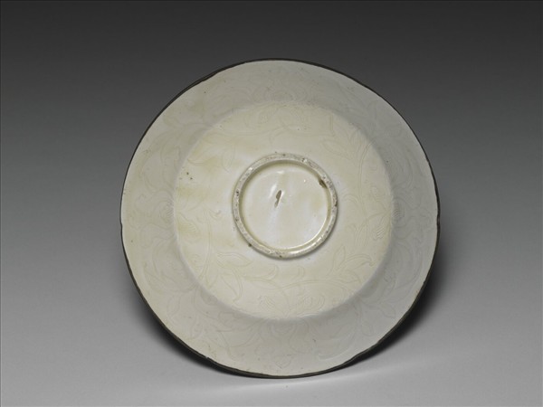 定窯 白瓷劃花牡丹紋折腰盤