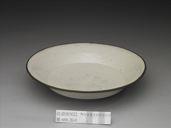 定窯 白瓷劃花牡丹紋葵口盤