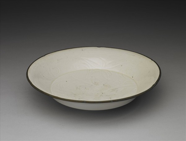 定窯 白瓷劃花牡丹紋葵口盤