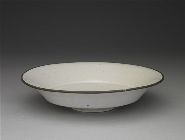 定窯 白瓷劃花牡丹紋葵口盤