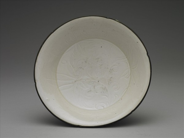 定窯 白瓷劃花牡丹紋葵口盤