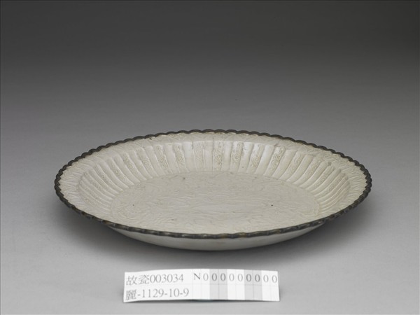 定窯 白瓷印花臥鹿紋百褶盤