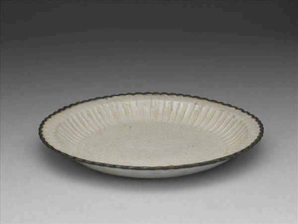 定窯 白瓷印花臥鹿紋百褶盤