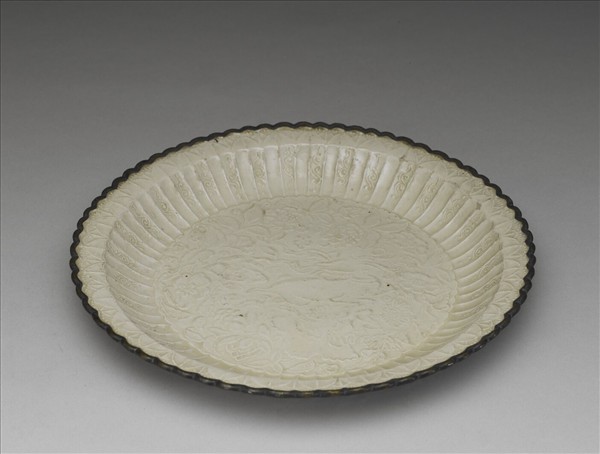定窯 白瓷印花臥鹿紋百褶盤