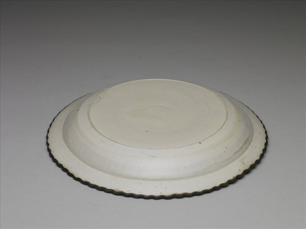 定窯 白瓷印花臥鹿紋百褶盤