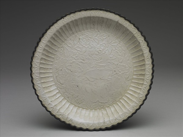 定窯 白瓷印花臥鹿紋百褶盤