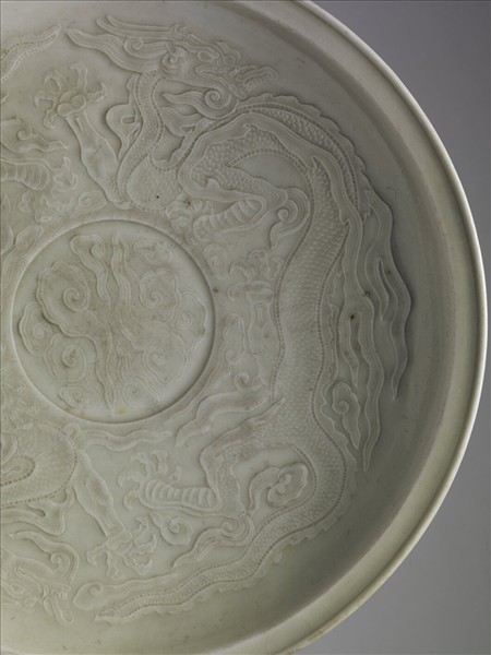 青瓷印花雙龍紋盤