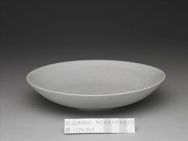 白瓷劃花牡丹螭紋盤