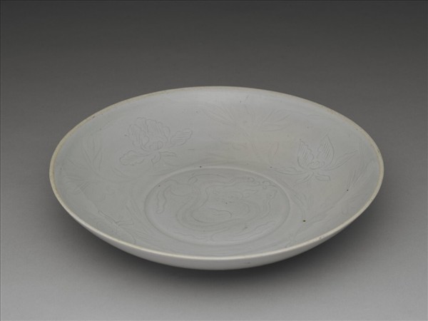 白瓷劃花牡丹螭紋盤