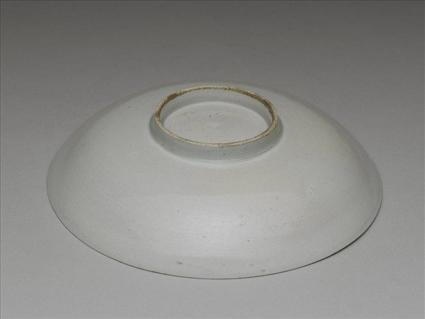 白瓷劃花牡丹螭紋盤