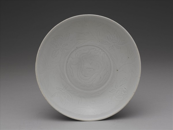 白瓷劃花牡丹螭紋盤