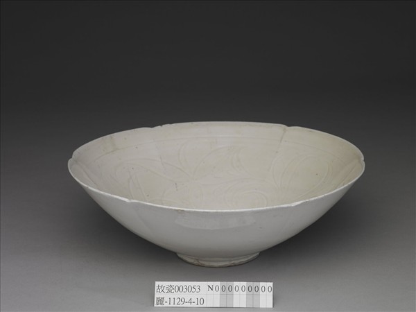 定窯 白瓷劃花蓮花紋葵式碗