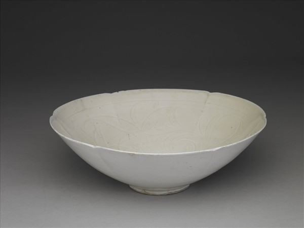 定窯 白瓷劃花蓮花紋葵式碗