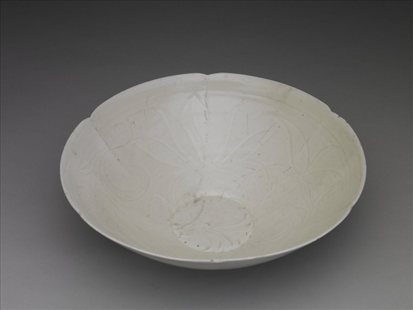 定窯 白瓷劃花蓮花紋葵式碗