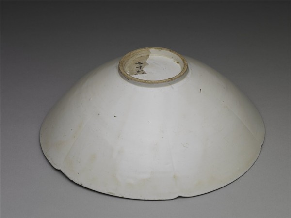 定窯 白瓷劃花蓮花紋葵式碗