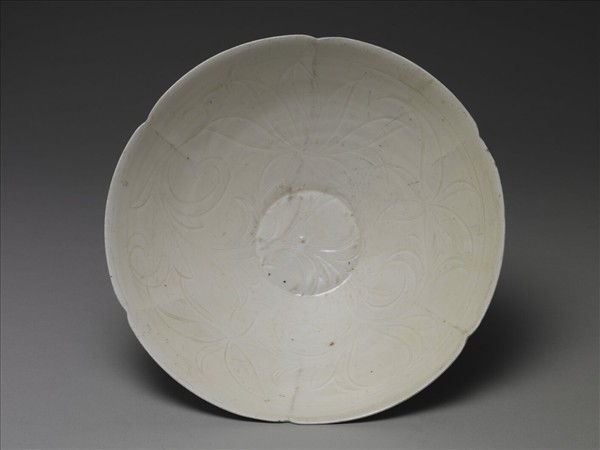 定窯 白瓷劃花蓮花紋葵式碗