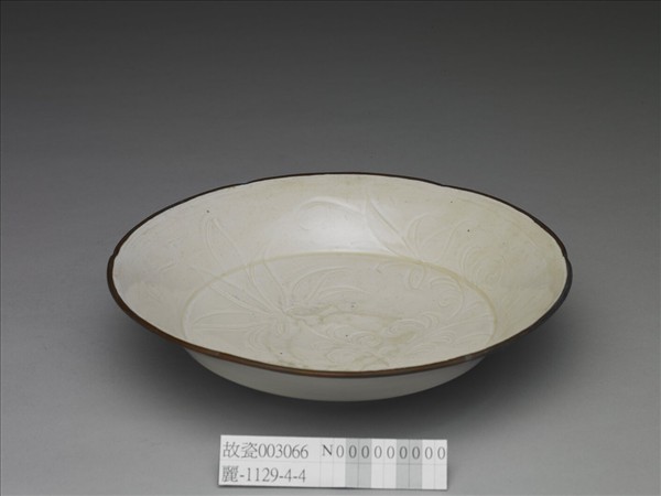 定窯 白瓷劃花蓮花紋葵口盤