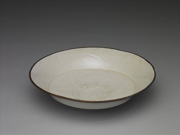 定窯 白瓷劃花蓮花紋葵口盤