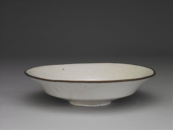 定窯 白瓷劃花蓮花紋葵口盤