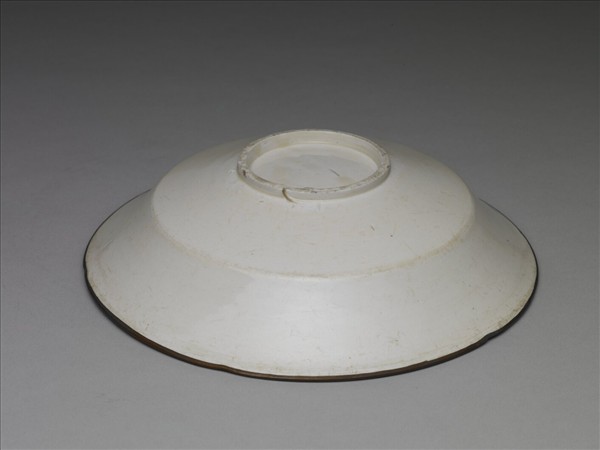 定窯 白瓷劃花蓮花紋葵口盤