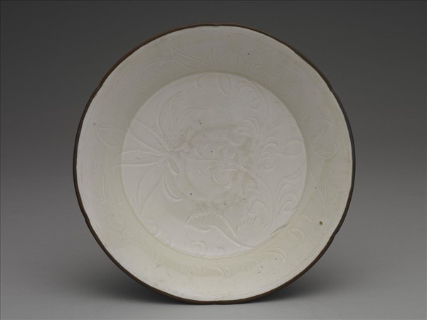 定窯 白瓷劃花蓮花紋葵口盤