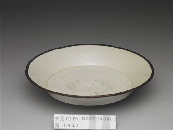 定窯 白瓷劃花蓮花紋葵口盤